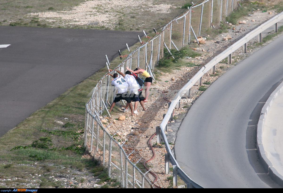 st-maarten-airport-large-preview-airteamimages