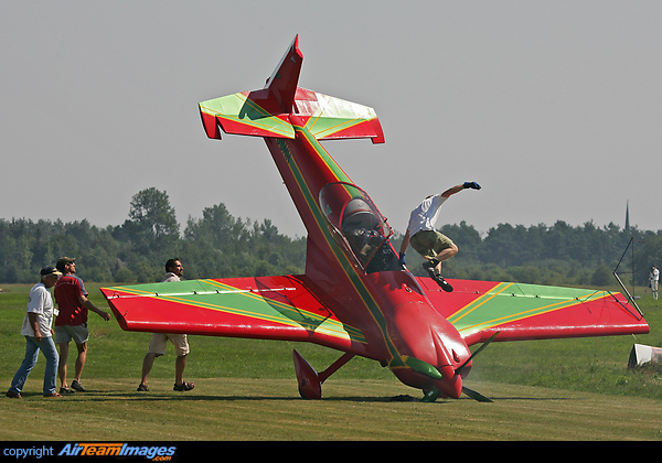 Heiko Hornburg "nose-dips" his ex Moroccan Air Force CAP 231 during his "catch-me-if-you-can-in-my-smoke"-game just in front of the audience. Heiko jumps out of his aircraft, still not sure whether there is a risk of fire. Mudry CAP-231