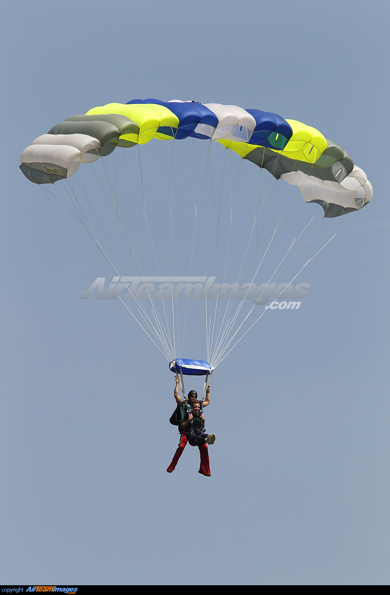 Tandem parachute jump Large Preview