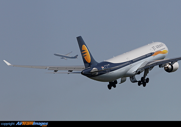 2 minutes before, departure of VT-JWT, left turn heading north. Airbus A330-302