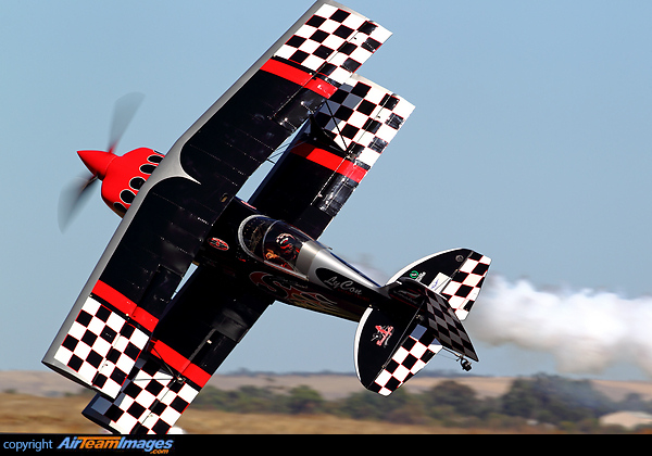 Skip Stewart performing a knife edge pass Pitts S-2S Special