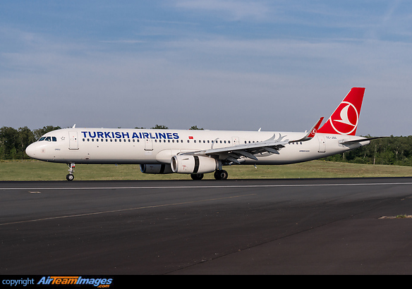 One of the first A321s with sharklets. Airbus A321-231