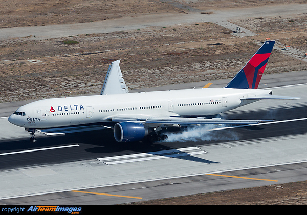 Smooth touchdown for the Delta Spirit at LAX. Boeing 777-232/LR