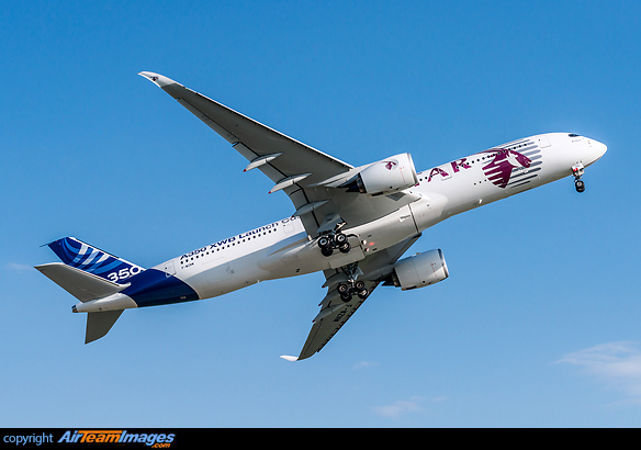 Wearing the titles of Qatar Airways as well, while departing after departing from the ILA on the first day (only appearance at the show). Airbus A350-941