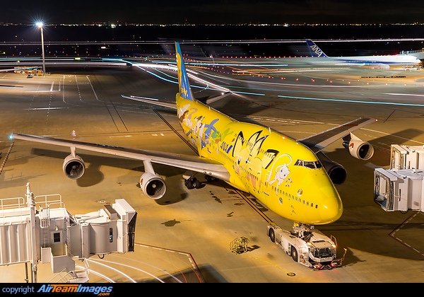 A blur of light in a long exposure as Pikachu prepares to depart for Sapporo from Tokyo's Haneda airport. Boeing 747-481D