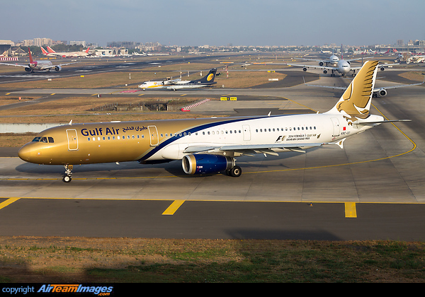 Early morning departures have a great variety of aircrafts here in Mumbai, here we have the GF 321 on its way back to Bahrain, in the back you can see an AI 787 rolling on 27 on its way to LHR, Jet Konnect ATR 72-500 (VT-JCK) holding on taxiway N3 waiting for its turn to fly to Bhuj, behind the 321 in the queue are a JetKonnect 737-800, Air Mauritius A340-300, Kuwait 777-200 and at the very back is an IndiGo 320 exiting via the rapid exit taxiway after its arrival from DEL. Airbus A321-231