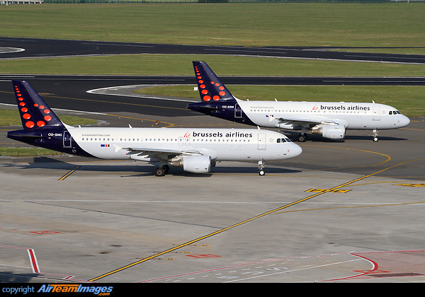 OO-SNG taxiing with sistership OO-SSM to the active 07R. Airbus A320-214