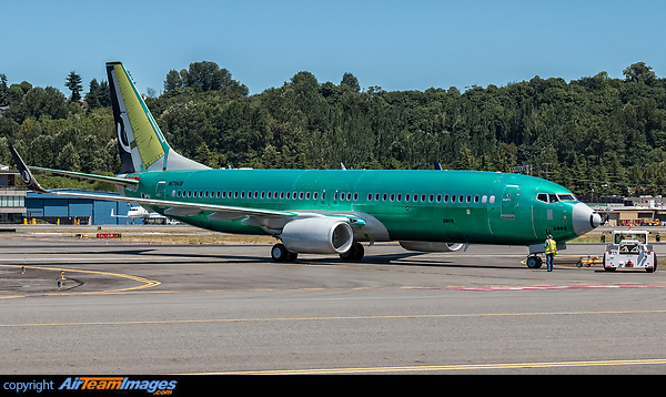 New Shandong B737-85N N1786B C/N 41615 L/N 5003 stuck on the runway after nose gear locked in a 35 degree left rotation upon landing after B-1 flight. The machine that will eventually be registered as B-1982 was towed back to Boeing ramp after sitting there for about 20 minutes. Boeing 737-85N