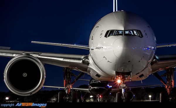 Boeing 777-328/ER Boeing 777-328/ER