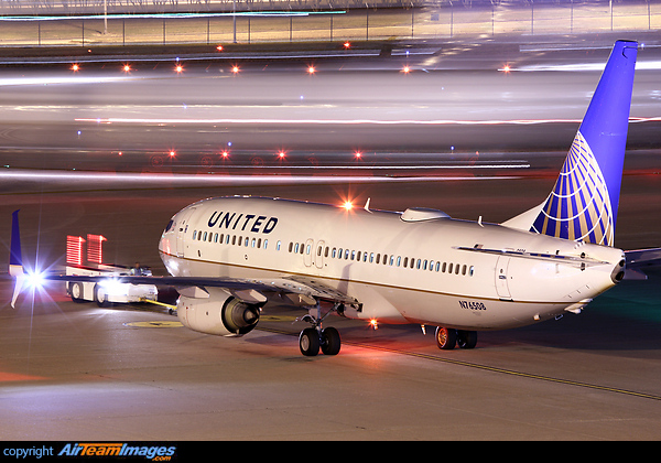 United Airlines Boeing 737-824 with split scimitar winglets. Boeing 737-824