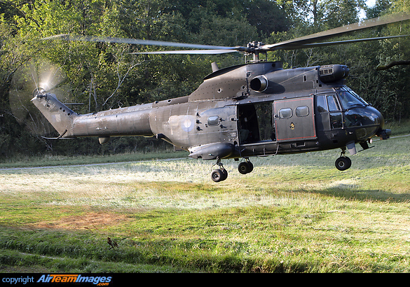 Puma ZJ955 has been marked up in a special Far East Asia anniversary scheme for 230 Sqn, as is seen here on confined landing practice within the Lindens, a wooded area on Salisbury Plain close to Everleigh. Westland Puma HC2