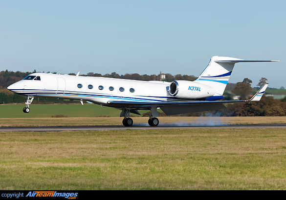Operated by Air Lease Corporation, arriving from Paris Le Bourget. This 2000 YOM GV classic now wears a variation of Gulfstream's 2014 manufacture livery. Gulfstream V