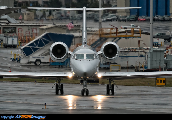 Presidential Airways (PAW) Gulfstream Aerospace G-IV Gulfstream IV C/N 1057 N842PA departing Paine Field after a fuel stop December 17th, 2014. Gulfstream IV