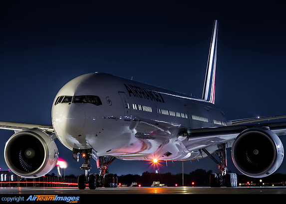 Boeing 777-328/ER Boeing 777-328/ER