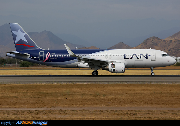 Wearing "Campaa de Concientizacin sobre el Cncer de Mama" (Breast Cancer Awareness Campaign) Airbus A320-214