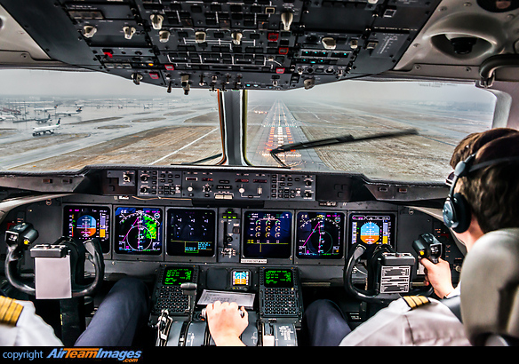 First Officer Felix Gottwald piloting the aircraft during the moments of approach to runway 25L. McDonnell Douglas MD-11F