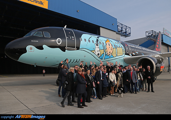 Brussels, 16 March 2015 - Today Brussels Airlines & Moulinsart unveiled someting never seen before: An Airbus A320 with a livery inspired by the Belgian cartoon character Tintin. Both Belgian companies have worked several months on this unique project, based on the original drawings by the hand of Herg.
The result is a 37m long black shark, based on Professor Calculu's shark submarine from the Tintin adventure, Red Rackham's treasure. The aircraft was baptized "Rackham". On the fuselage we read:"We fly you to the home of Tintin"
For the painting of the aircraft, Brussels Airlines worked with aircraft paint artist Andre Eisele. The entire paint job took 1500 man hours in total, 360 liters of paint, 10 days, 22 painters per day and 5 km of tape. Airbus A320-214
