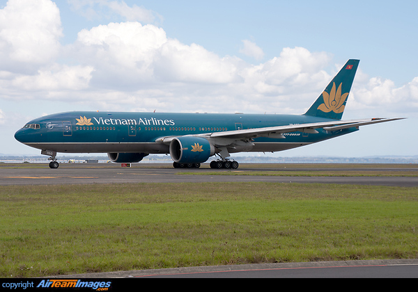 Taxi for take off on 23L to Hanoi. Vietnam Prime Minister and Trade delegation visit to New Zealand. Boeing 777-2Q8/ER