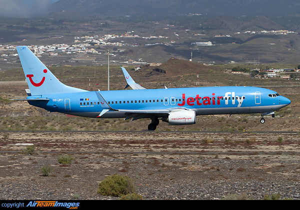 Heavy landing by strong winds. Boeing 737-8K5