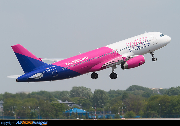 New color scheme for Wizz Air. HA-LPW seen here taking-off for a promotional flight. Airbus A320-232