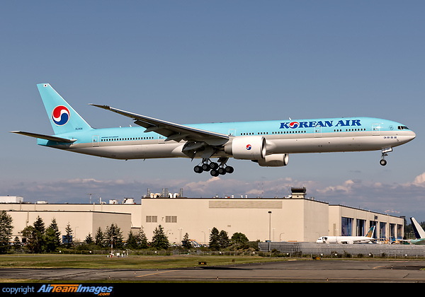 Korean Air Lines Boeing 777-300 - cn 42123 / ln 1303 KPAE 5/27/15. Boeing 777-3B5/ER