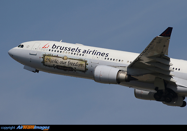 Brussels Airlines flies the world to Tomorrowland for fourth consecutive year.
Brussels Airlines flies 11,123 Tomorrowland visitors to Belgium on 119 flights, departing from 64 airports. To get the party people in the right atmosphere right from the start of their journey, 9 airports organize a gate party, in Tomorrowland style, before the flight departure. 80 flights are transformed into party flights with music on board. Airbus A330-301