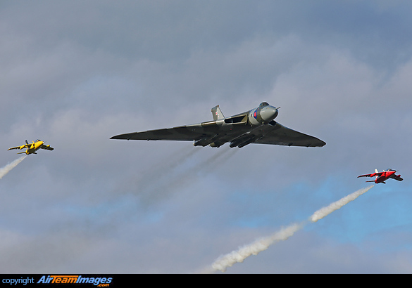 The Avro Vulcan continues in its last season of flying, this time in formation with two Folland Gnats at Yorkshire Airshow. Avro Vulcan & Gnats