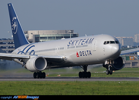 Boeing 767-332/ER Boeing 767-332/ER