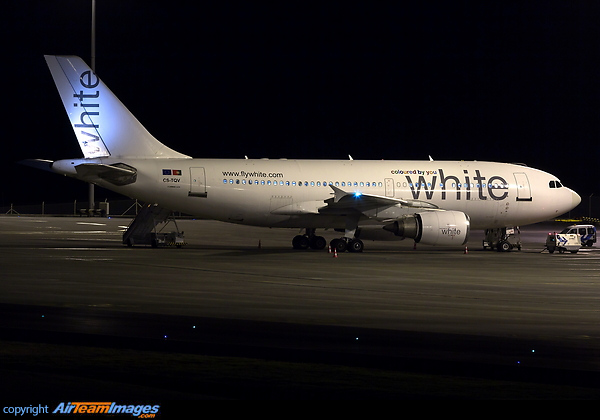 Waiting for "Sporting Clube de Portugal" football team, which was defeated in the Island by "Unio da Madeira" earlier that night (1-0). Airbus A310-304