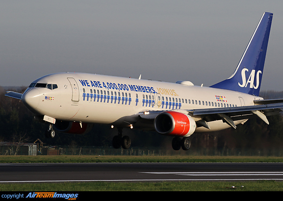 "We are 4.000,000 Members". (In connection with SAS frequent flyer program.) Boeing 737-883