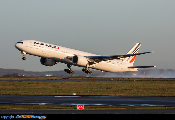 Boeing 777-328/ER Boeing 777-328/ER