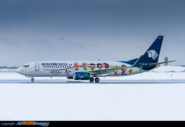 Fresh out of a deicing session, "Peanuts" logojet taxies for departure. Boeing 737-852