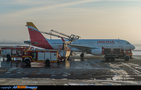 Iberia flight IB3195 was involved in a ground incident when it contacted two de-icing trucks on the ramp an Munich Airport, Germany. De-icing trucks were positioned on both sides of the airplane near both wing tips. Apparently the aircraft began to move, hitting both trucks. The trucks tilted to the side. Airbus A320-216