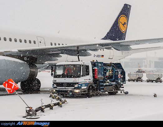Lufthansa Airbus A321 being fueled during heavy snowfall at MUC. Airbus A321-231
