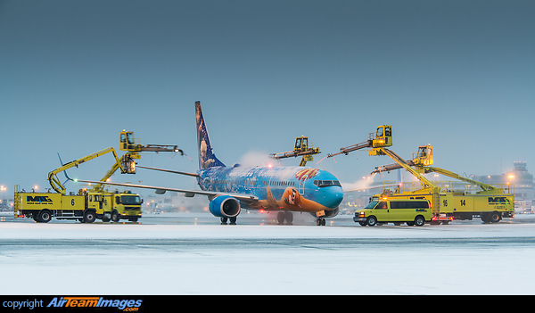 Westjet "Frozen" being un-frozen! Boeing 737-8CT