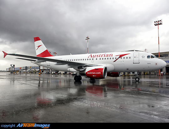 First A319 in the new Austrian colour scheme. Airbus A319-112