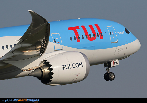 Wearing the new TUI Group titles. Boeing 787-8 Dreamliner