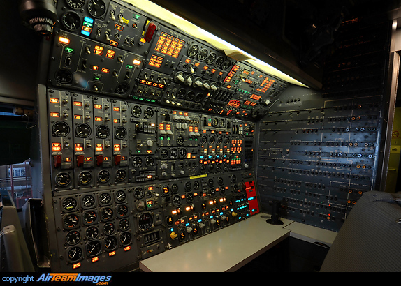 Flight engineers panel Boeing 747-21AC/SCD