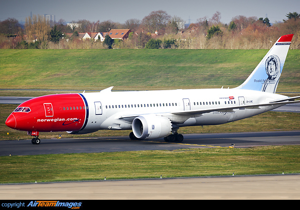 Norwegian Boeing 787-8 LN-LNE taxies to Monarch Engineering's hangar for planned maintenance. Boeing 787-8 Dreamliner