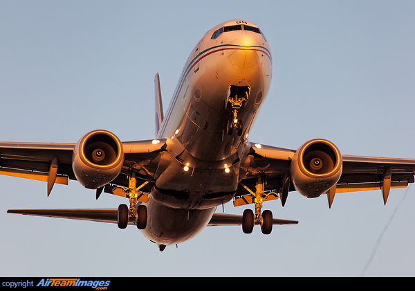 Finals for Rwy 25R with DAT light. Boeing 737-86N
