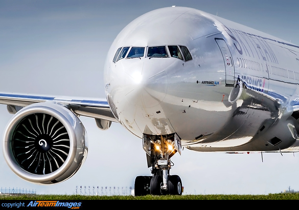 Boeing 777-328/ER Boeing 777-328/ER