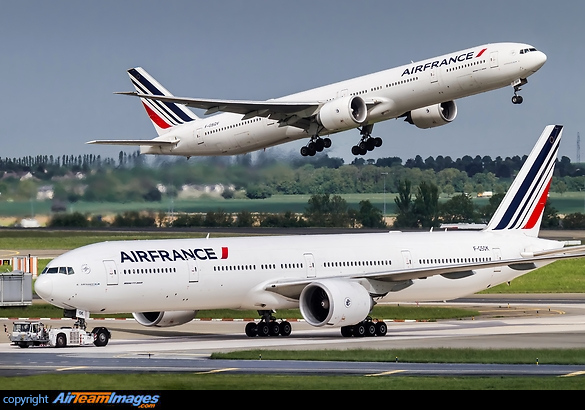 Boeing 777-328/ER Boeing 777-328/ER