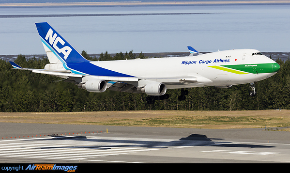 Over the threshold of runway 07R at Anchorage an NCA 744F Pegasus in the Green Boeing 747-481F/SCD