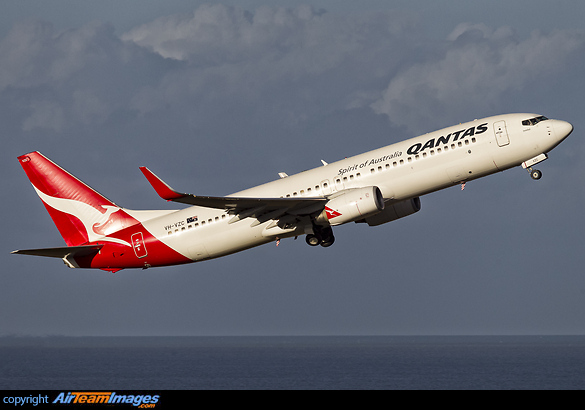 With the Coral Sea behind a qantas 737-800 departs Cairns for Brisbane. Boeing 737-838