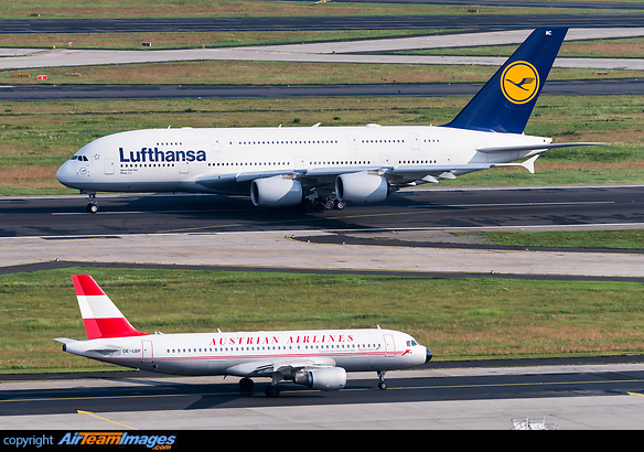 Size comparison between A320 and A380 (D-AIMC). Airbus A320-214