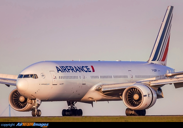 Boeing 777-228/ER Boeing 777-228/ER
