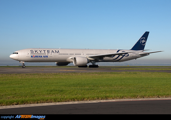Taxi for take off on 23L. Boeing 777-3B5/ER