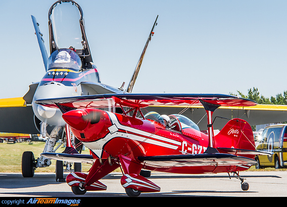 Pitts Special taxxing next to RCAF's CF18 Demo plane. Pitts S-1T