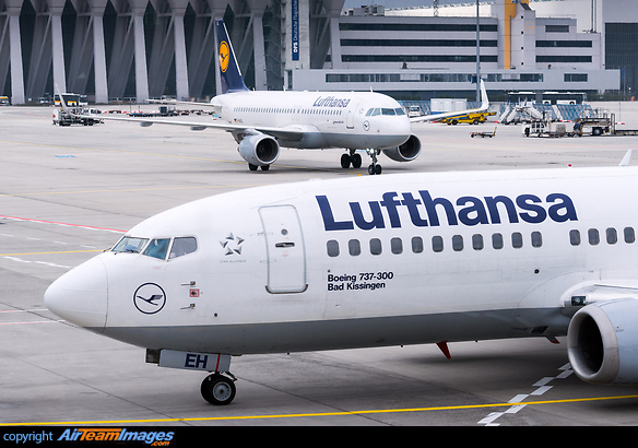 Lufthansa 737 in comparison with modern sharklet-equipped Airbus A320 D-AIUL. Boeing 737-330