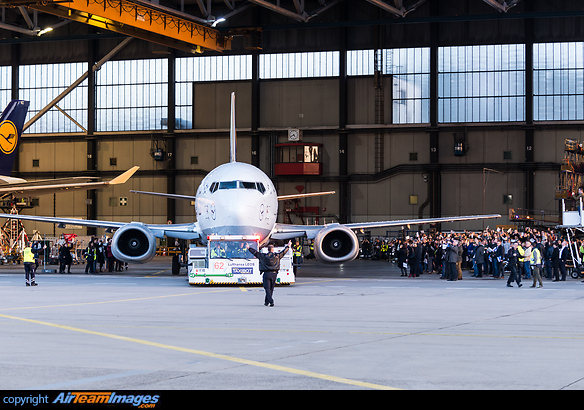 Farewell ceremony for the Lufthansa Boeing 737 after decades of service. The last official Lufthansa flights with the type were done from a party at Lake Balafon back to Frankfurt that day and this is the final roll-out with employees waving goodbye to the "bobby" (as it was known within Lufthansa). Taken in the afternoon of 02 November 2016. Boeing 737-330
